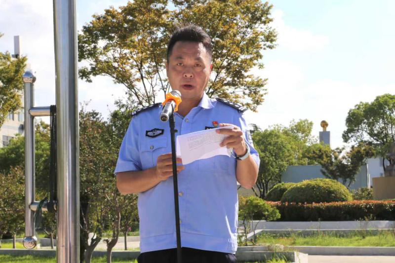 我校公安法制副校长颜卫平警官开展“预防校园欺凌”国旗下讲话