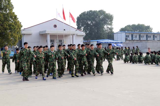 2015级新生军训第二天（图）