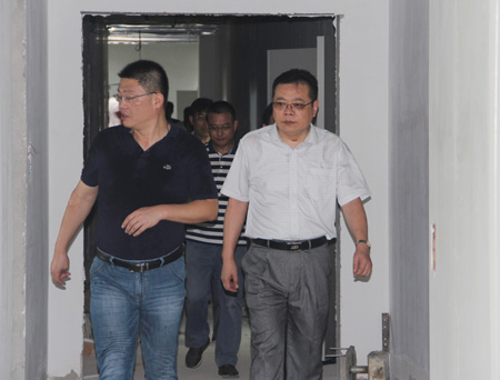 区教育局廖伟文局长一行视察我校场馆建设