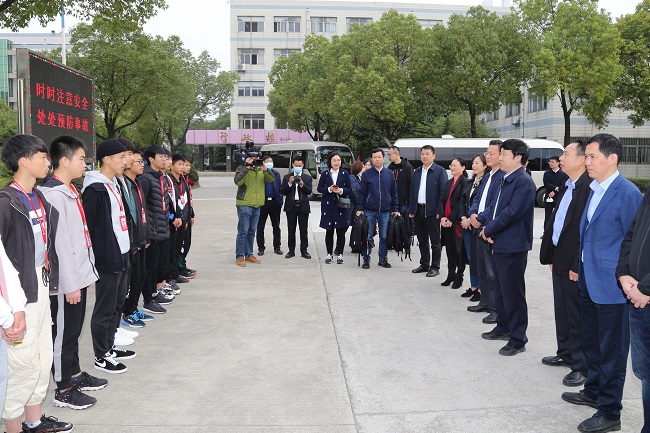 宁陕县党政代表团莅临我校慰问宁陕籍贫困家庭学生