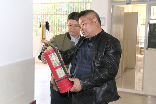 开展校园安全检查  筑牢学校安全防线 ——我校开展校园安全大排查和消防应急演练