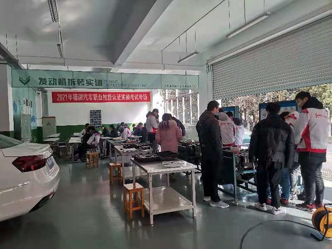 我校举行汽修专业国际认证考试