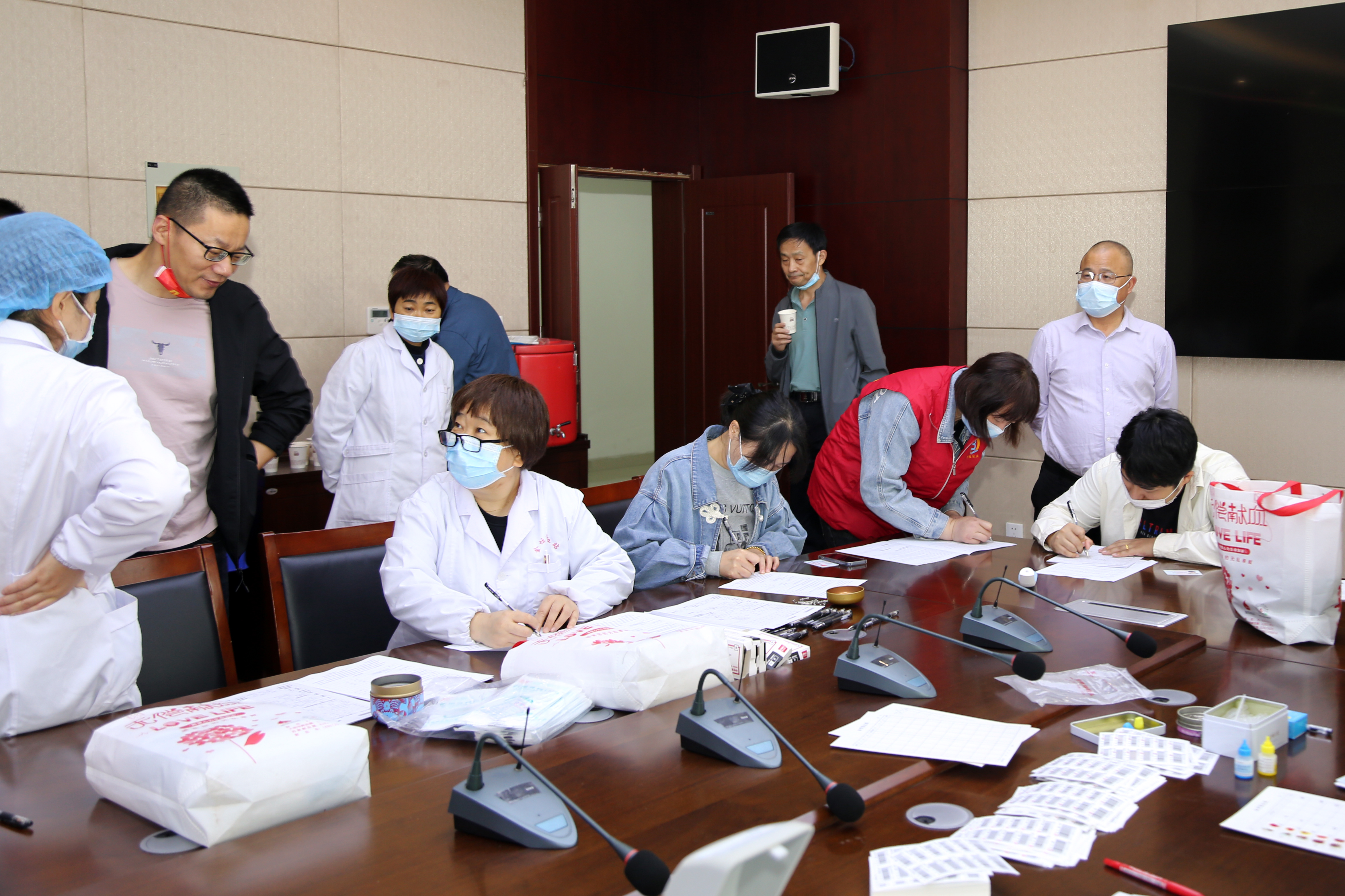 党建活动：无偿献热血        助力共战“疫”