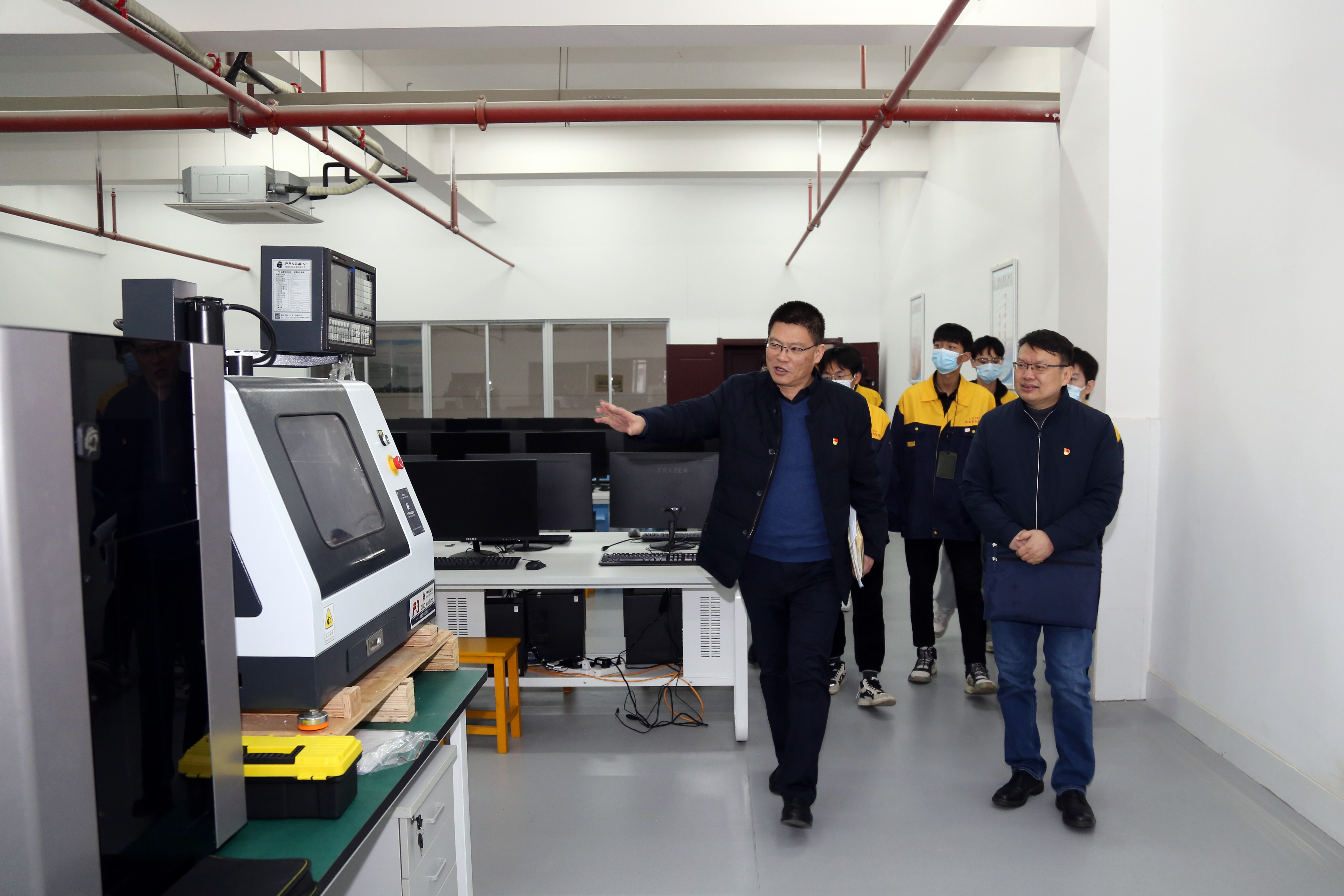 创新引领未来  争当知识型技能型创新型人才 ——邓建军到我校宣讲工匠精神