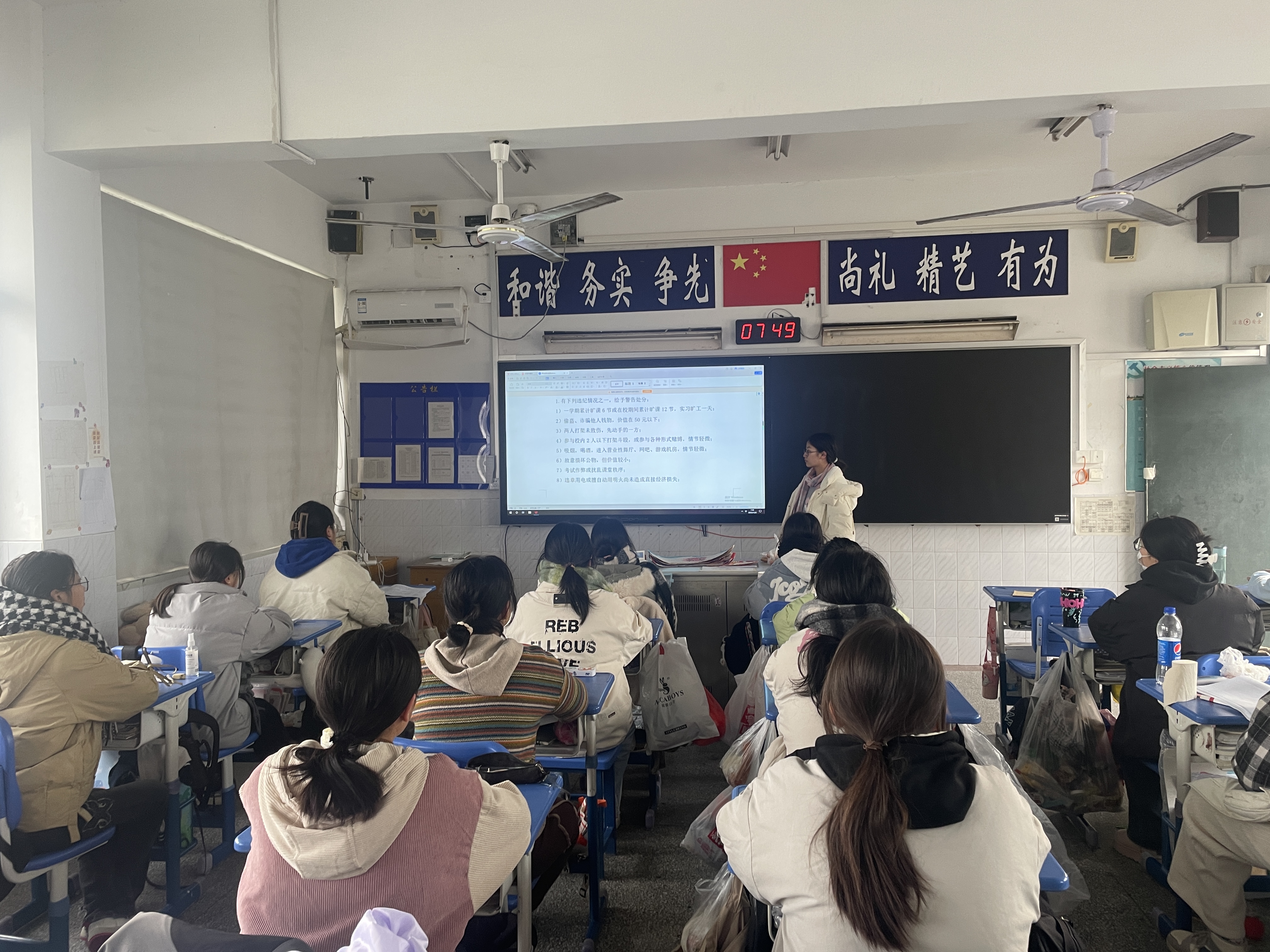 大力弘扬宪法精神，建设社会主义校园法治文化——天行网页版登录入口经贸管理系法治宣传教育周活动