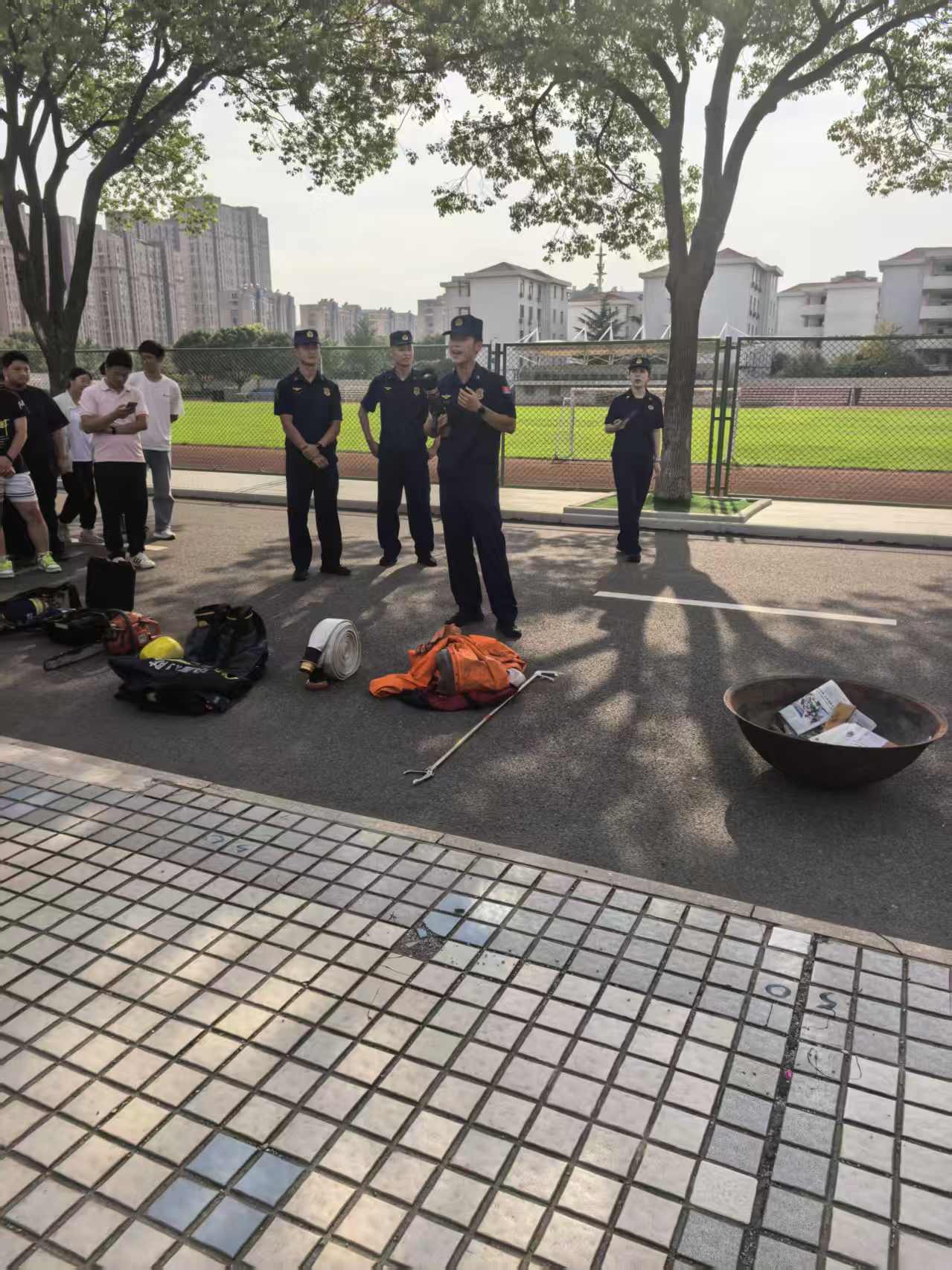 “筑牢校园防火墙，实战演练保平安”：我校成功开展消防演练活动